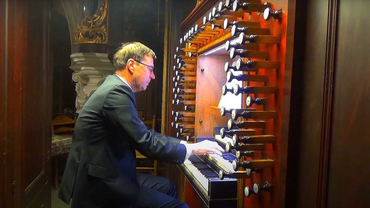 Organist André de Jager achter zijn geliefde Kam orgel in de Grote Kerk te Dordrecht (dec 2022)