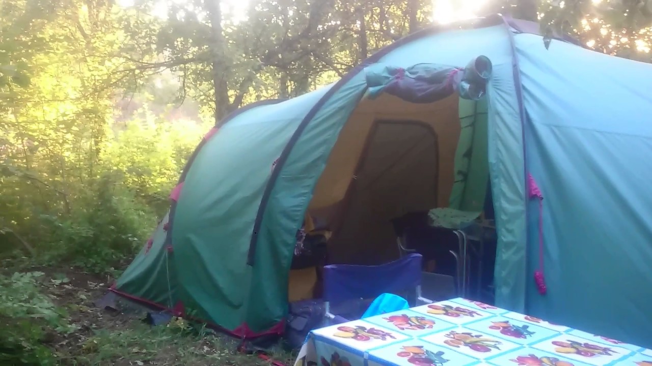 22.07.2017. Оль и Агния кормят гусей.