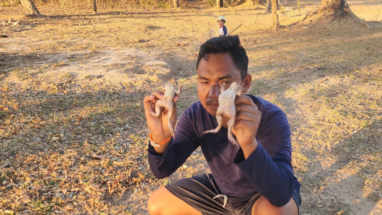 แม่ย่าวันนี้ หมานๆ​กบได้ 2 พาลูกชายไปด้วย​เรียนรู้แต่ยัง​น้อย