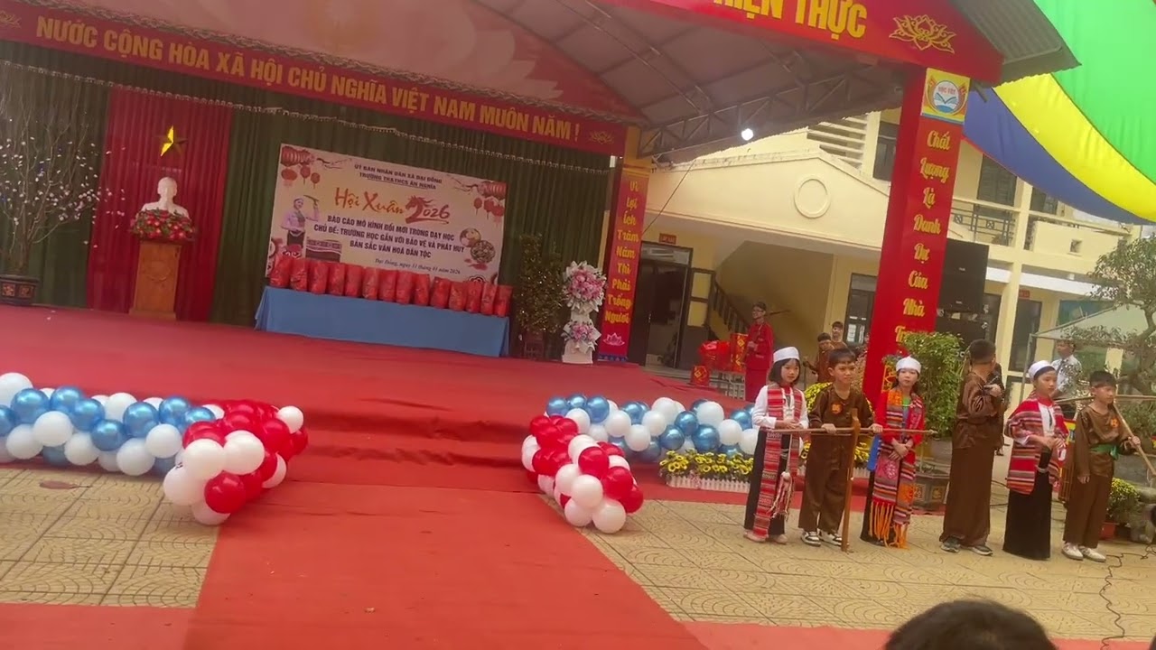 Kỉ niệm thi trang phục dân tộc Mường cho con gái của bổn cung