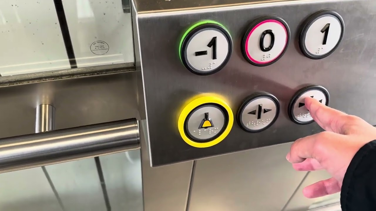 Schindler Aufzüge im Bahnhof Hamburg-Bergedorf