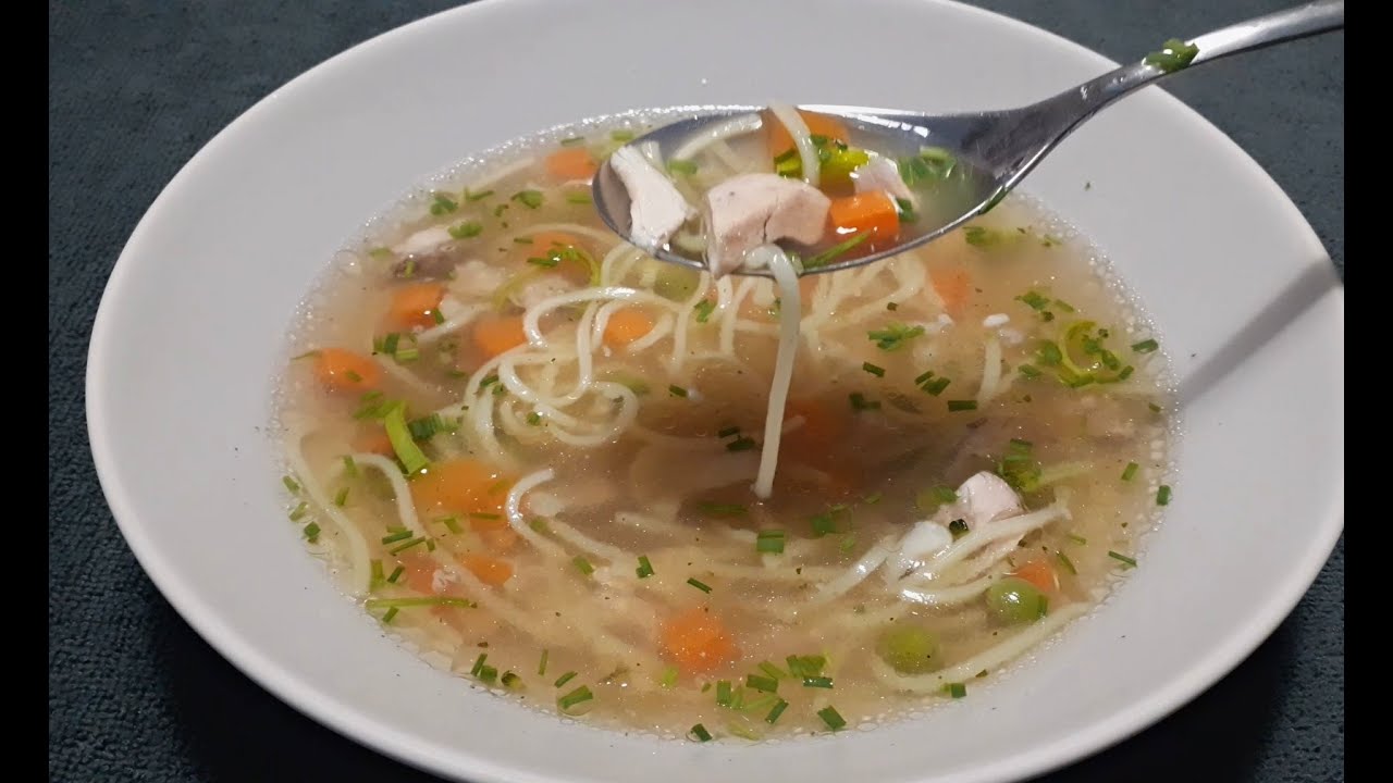 Kuřecí polévka pro úplné začátečníky z odřezků, trochy mražené zeleniny a nudlí 🙂 zvládne ji každý