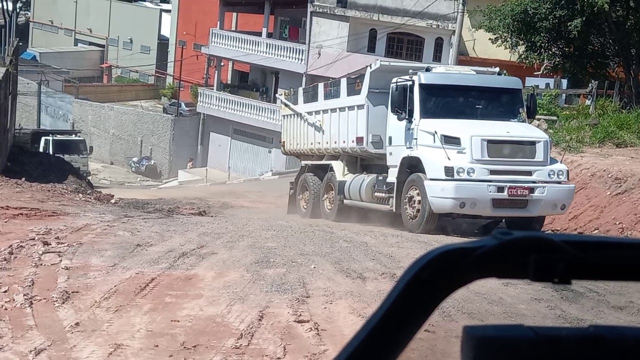 Caminhão bruto Mercedes 2638, sobe na marcha lenta subida forte