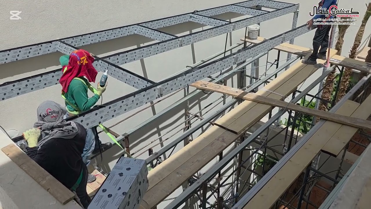 -أثناء تركيب واجهه زجاجيه كيرتن وولCurtain wall مع فريمات الألمنيوم لقبه سماويه مستويهFlate Skylight