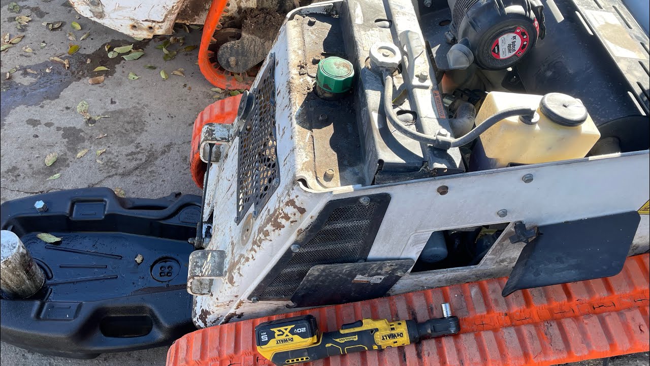 Bobcat MT100: Oil Change Service