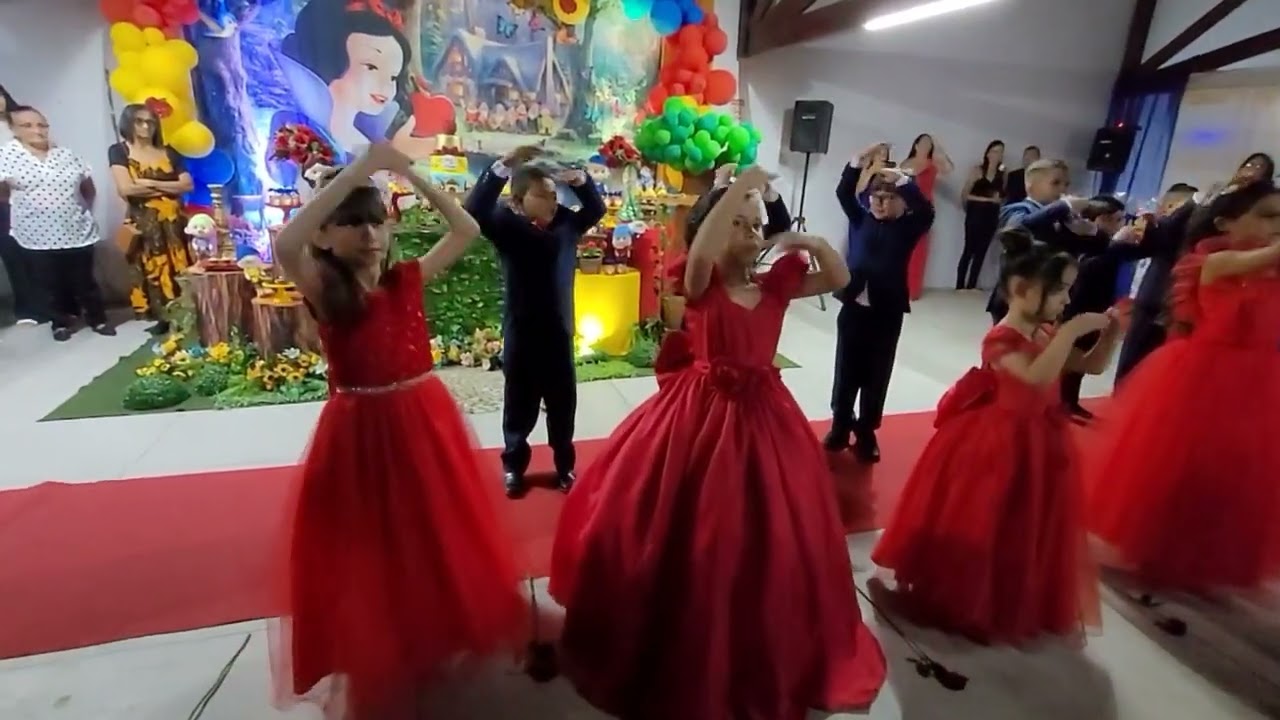 Maria Luiza e coleguinhas fazem homenagem aos papais e mamães muito emocionante