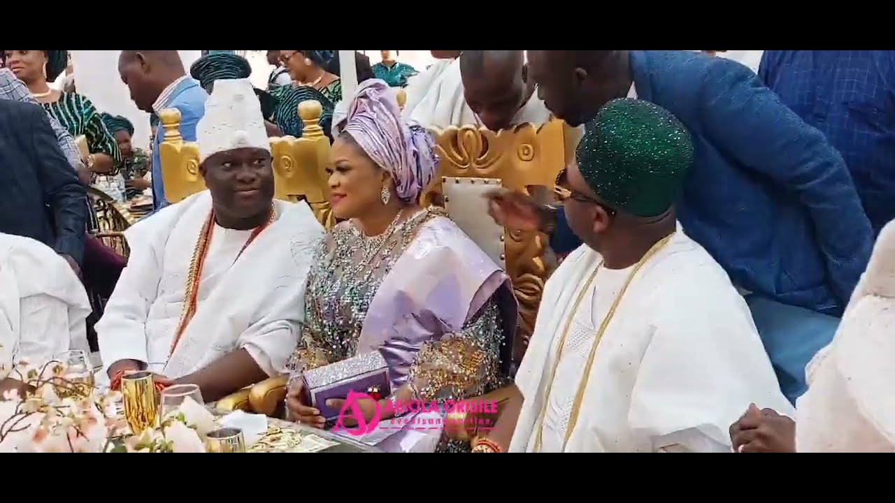 All Shades of Respect......See How Olori Mariam Ogunwusi Greeted Her Sweetheart - Ooni of Ife