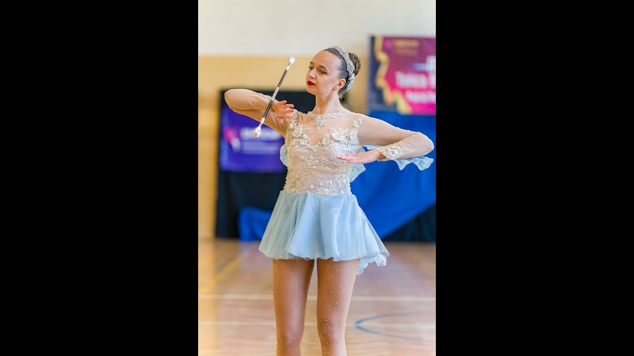 Mażoretki Gracja - Julia Wróbel.  Kategoria solo baton seniorki starsze. Pustków-Osiedle 2023.