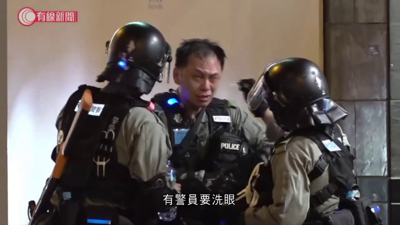 831半周年　警發射多枚催淚彈驅散；有便衣警員落單遭擲物　一度向人群舉槍  - 20200229-香港新聞- 有線新聞 i-Cable News