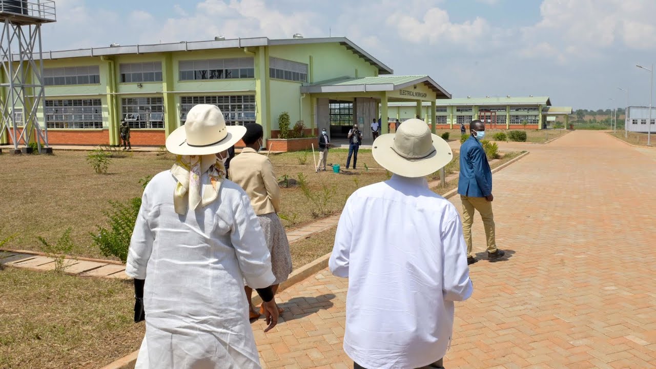 MUSEVENI & WIFE JANET MUSEVENI COMMISION - UGANDA PETROLEUM INSTITUTE - OIL & GAS SECTOR NOW 👍🏿