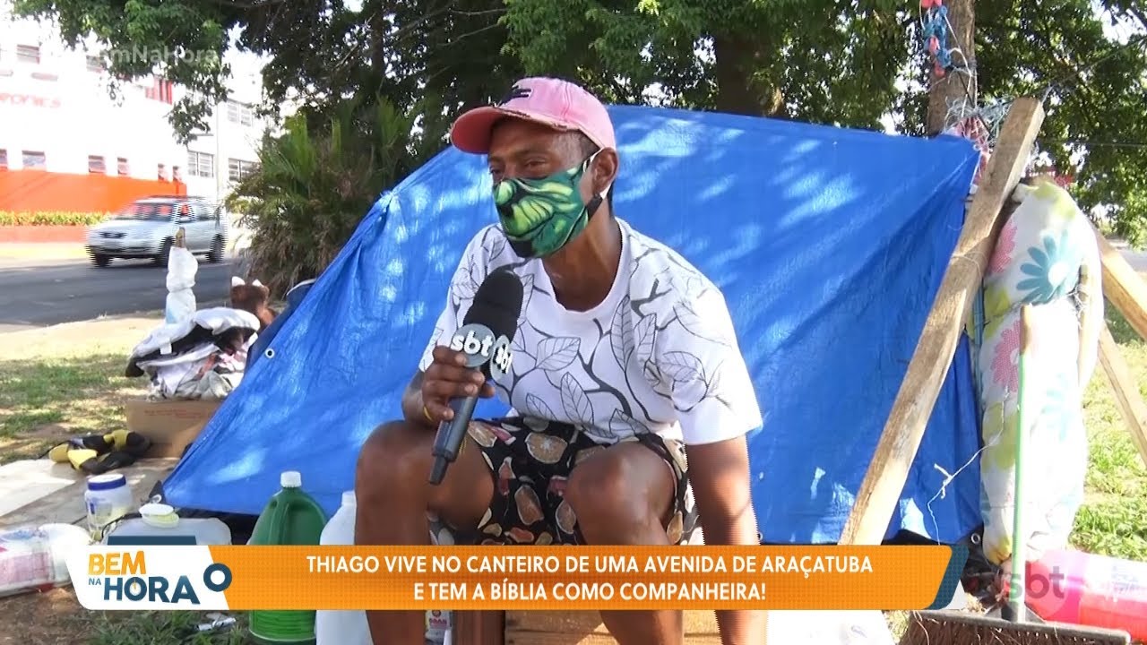 Thiago decidiu morar dentro de uma barraca no canteiro de uma avenida movimentada de Araçatuba