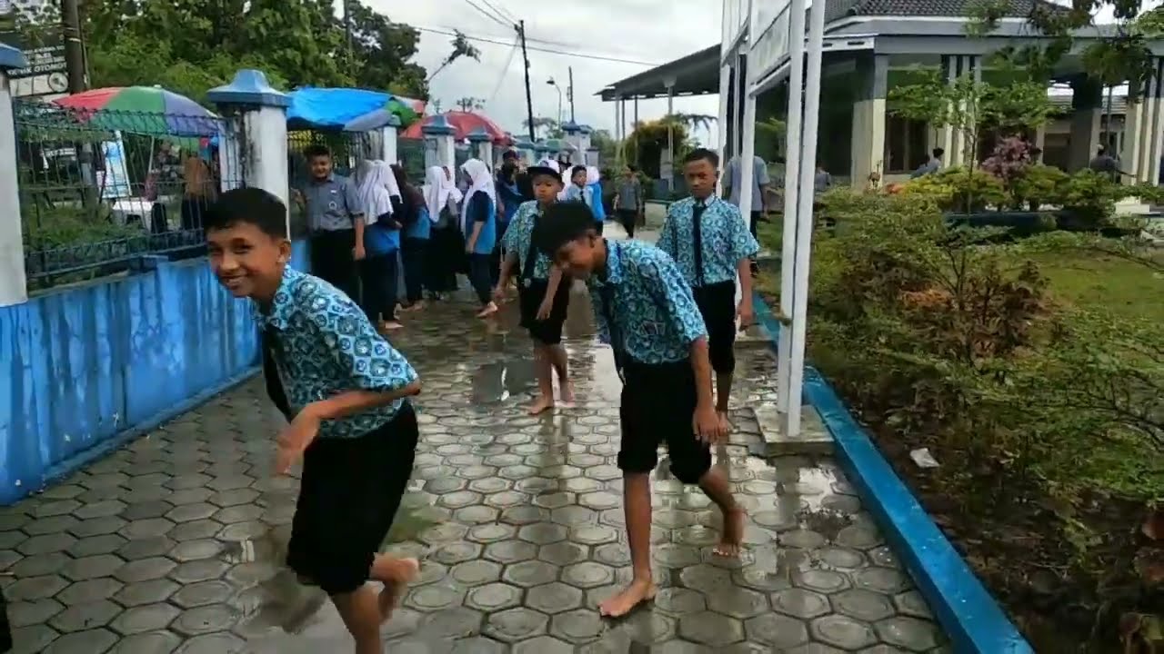 Suasana Hujan di Smp Negeri 3 comal