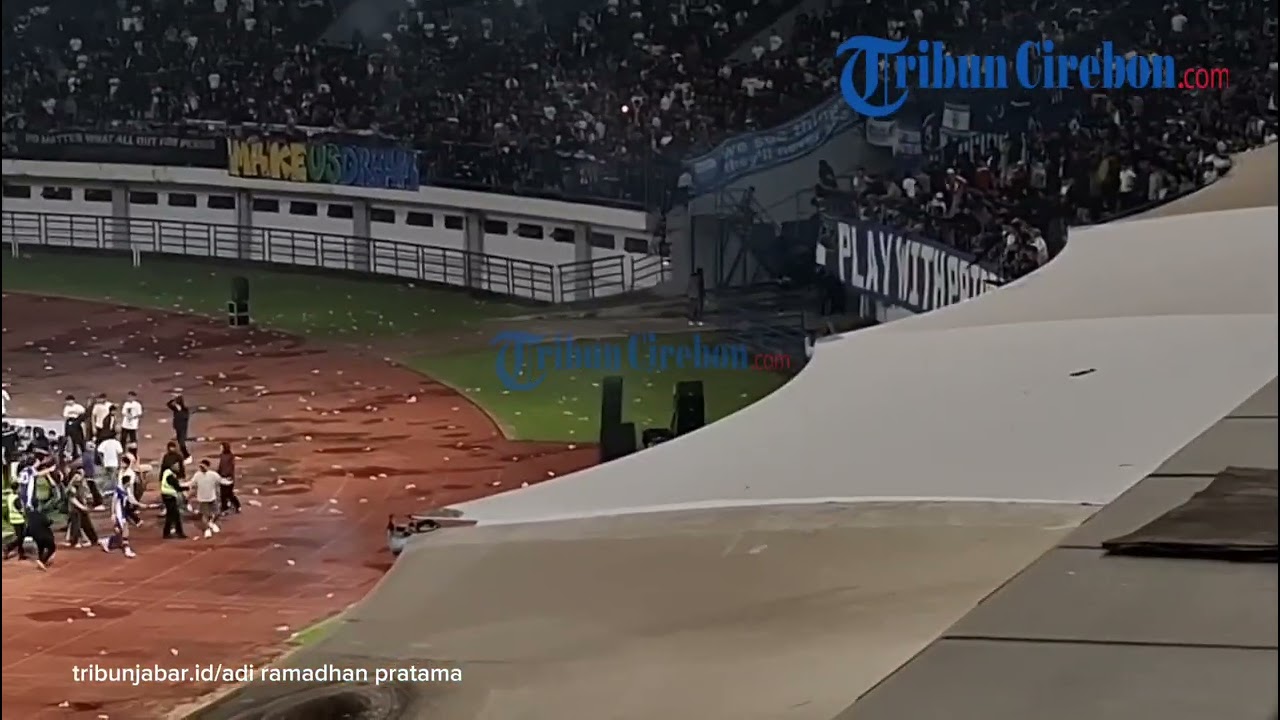 Pemain Ratchaburi FC Berlarian Masuk ke Ruang Ganti Usai Oknum Bobotoh Masuk Lapang