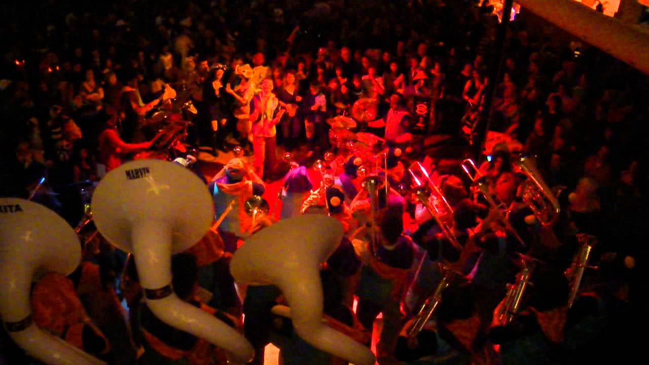 Guggenmusik L'Boxon vendredi soir Carnaval Sainte-Croix 2012_2.MP4