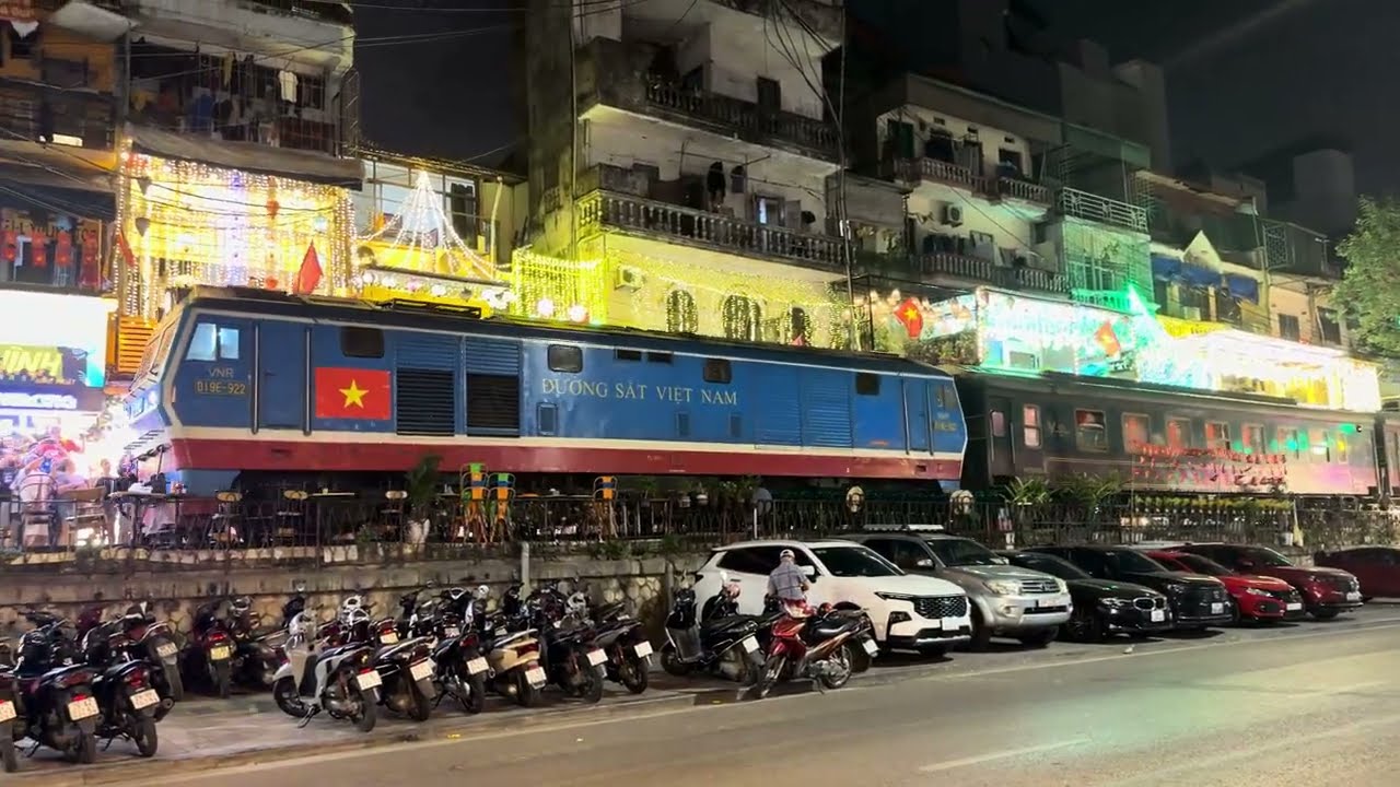 D19E-922 kéo tàu khách du lịch SP8 trên phố đường tàu Phùng Hưng (19:38 - 02/03/2026)