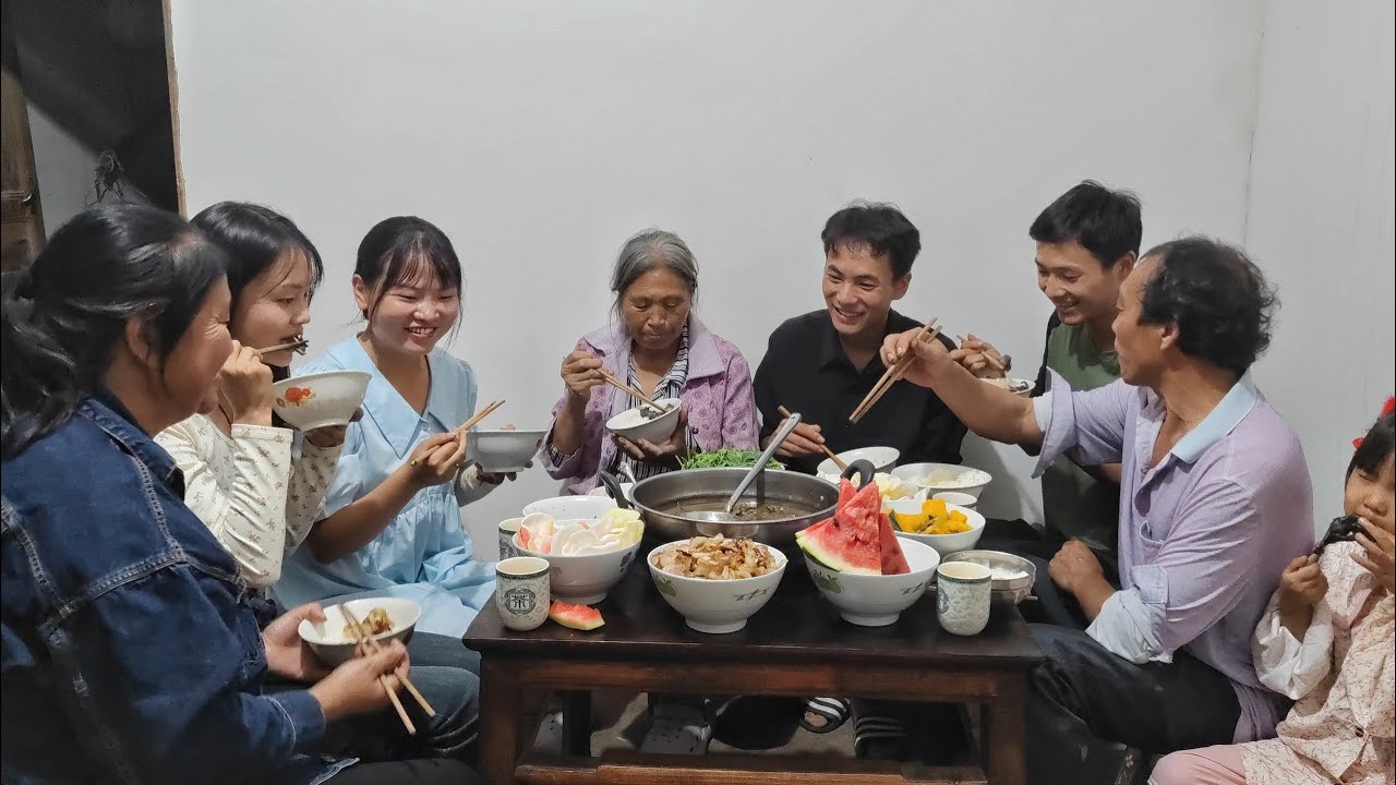 弟弟带着丈母娘回家了，半年未见甚是想念，弄只鸡招待他们My brother took my mother-in-law home and got a chicken to entertain him.