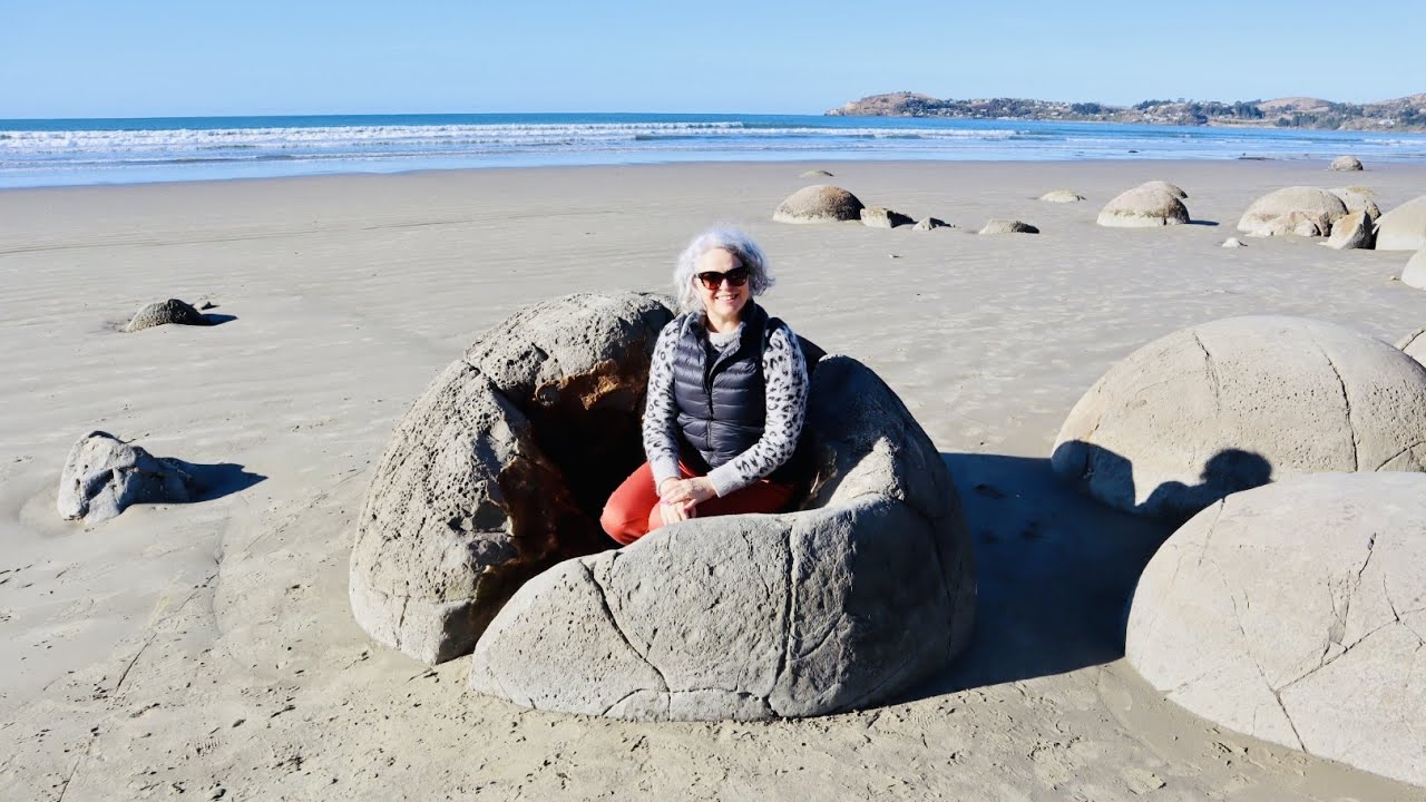 Moeraki Beach, Boulders and Village