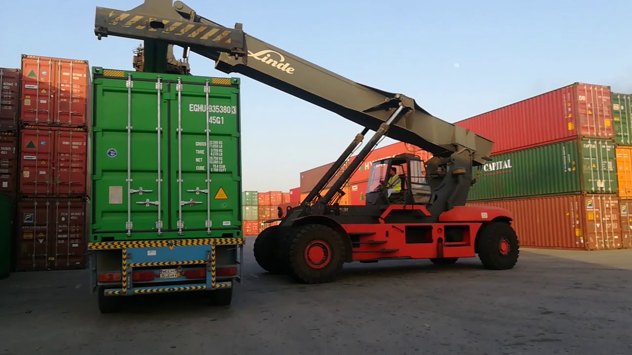 Almajdoue Linde reach stacker