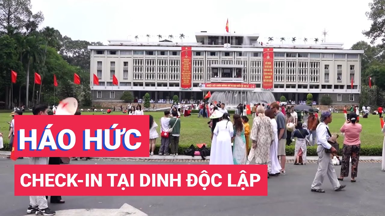 Du khách háo hức check-in tại dinh Độc Lập