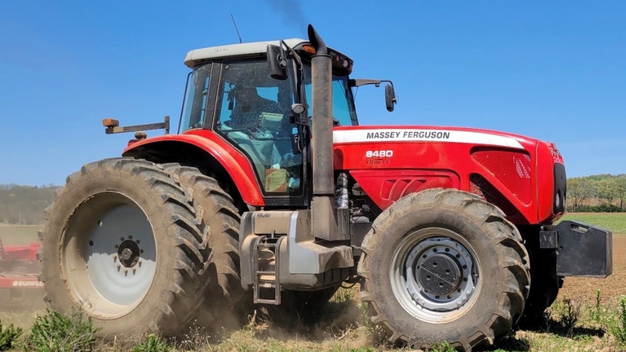 MASSEY FERGUSON 8480 Tractor Disking