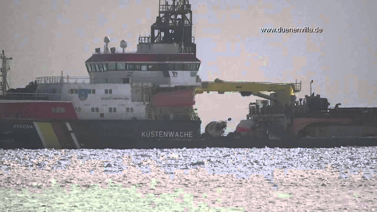 2012 02 11 Rügen Eisbrecher befreien Frachter, german icebreaker is helping
