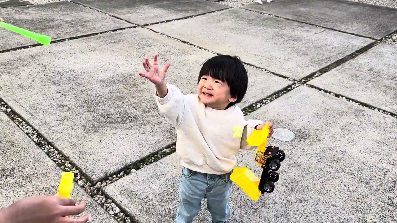 しゃぼん玉と工事車両で大忙しな双子😂【2歳】