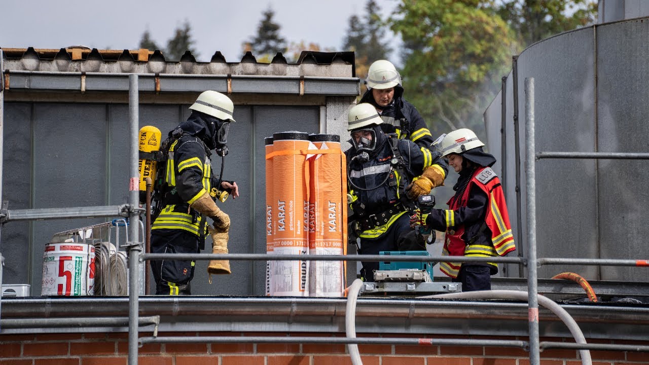 L&uuml;bbecke - Industriebrand - Gesamtwehralarm Freiwillige Feuerwehr L&uuml;bbecke (13.09.2022)