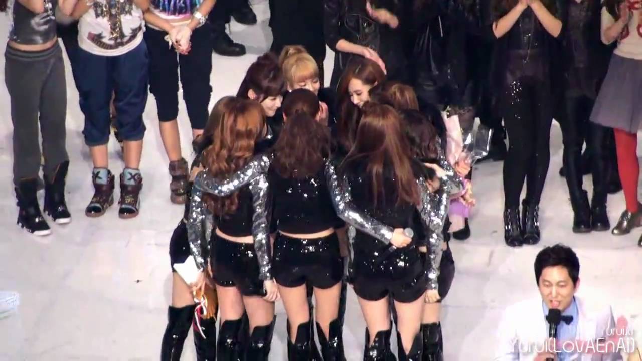 [Fancam] SNSD ::101230 2010 KBS Music Festival - The Best Popular Song Award presentation