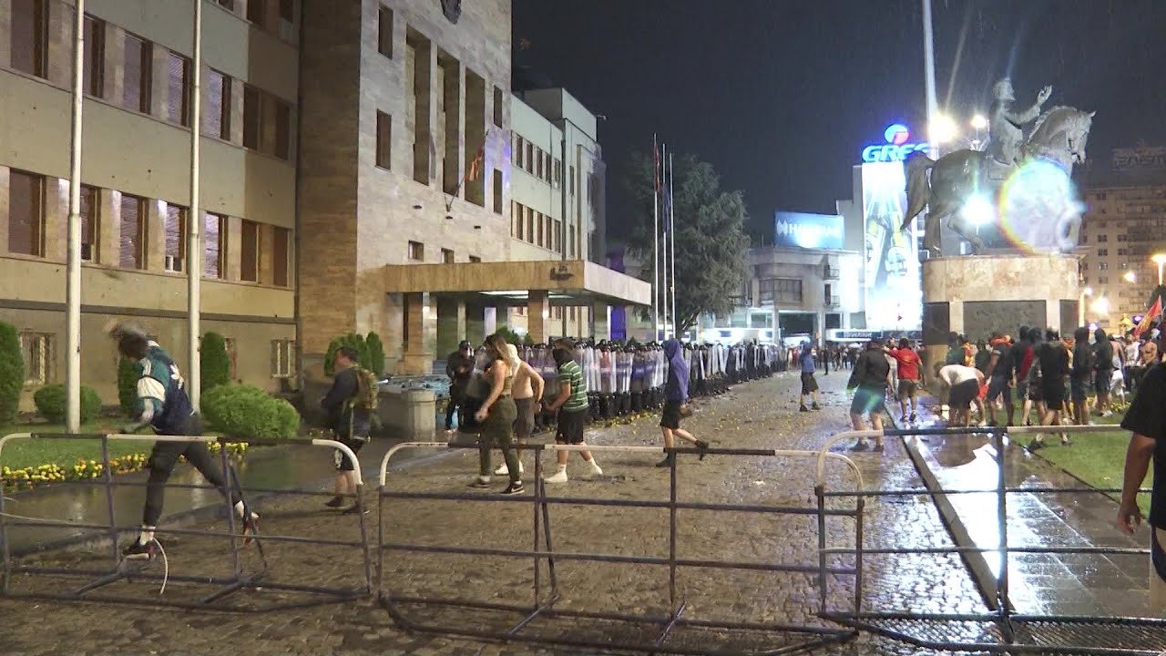 ЈО поднесе 12 обвиненија за инцидентите пред Собранието за време на протестите во Скопје