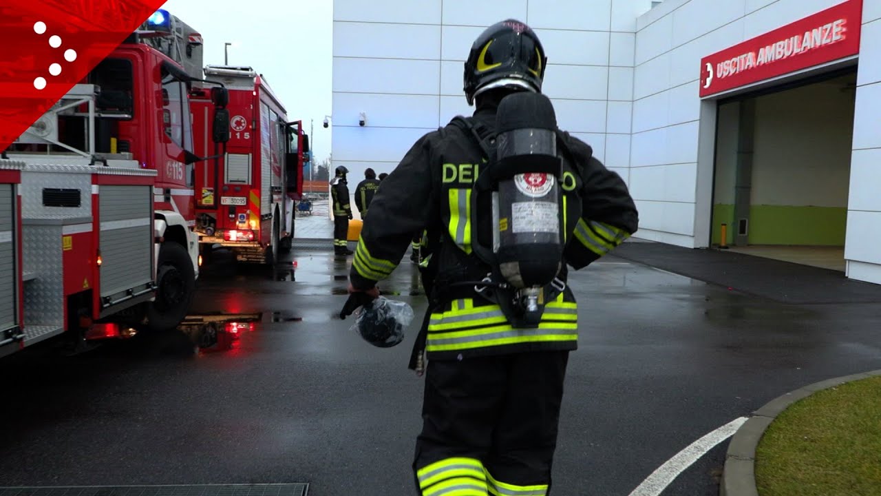Milano, principio d'incendio all'ospedale Galeazzi e fumo da finestre: vigili del fuoco in azione