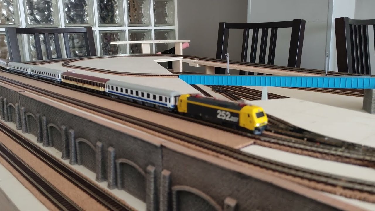 Coches 12000 Renfe de Mftrain rodando en maqueta de tren escala N