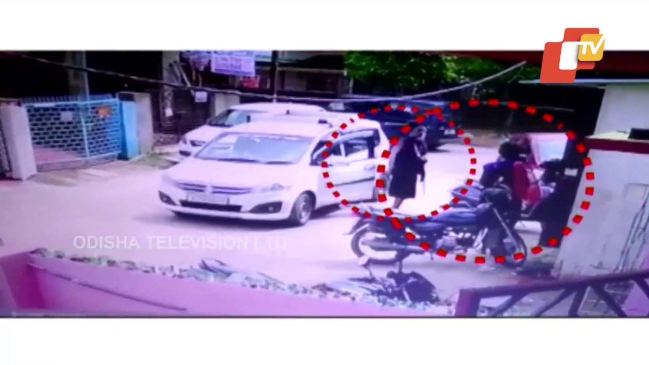 Fraud &lsquo;Baba&rsquo; Moving In SUV On Bhubaneswar Streets