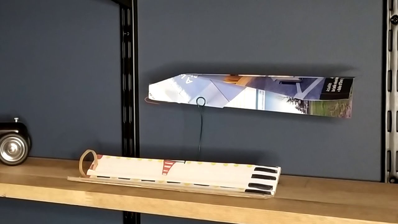 Un super avion en papier avec sa rampe de lancement
