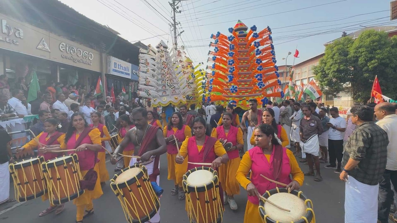 ശിങ്കാരിമേളം, കാവടിയാട്ടവും കോൽക്കളിയും; വടകരയിൽ യു ഡി എഫ് പുതുയുഗ യാത്രക്ക് ഗംഭീര സ്വീകരണം