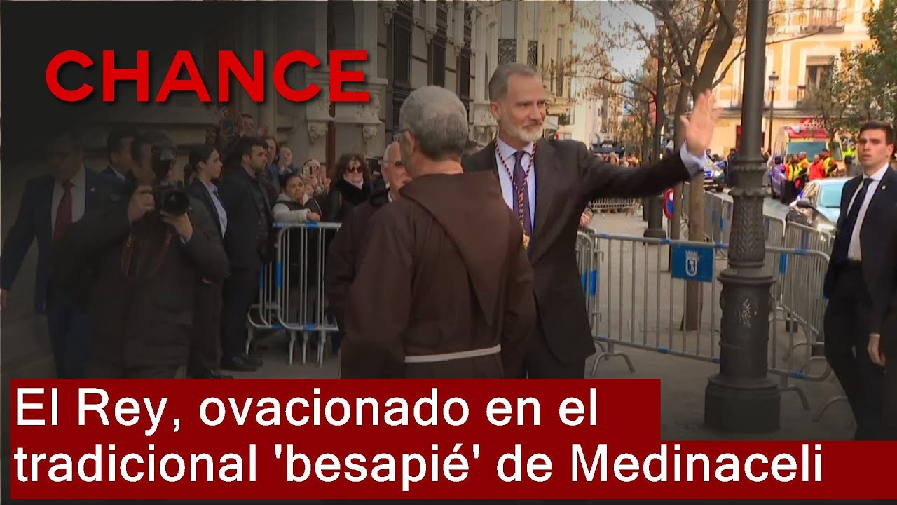 El Rey, ovacionado al acudir al tradicional 'besapié' del Cristo de Medinaceli