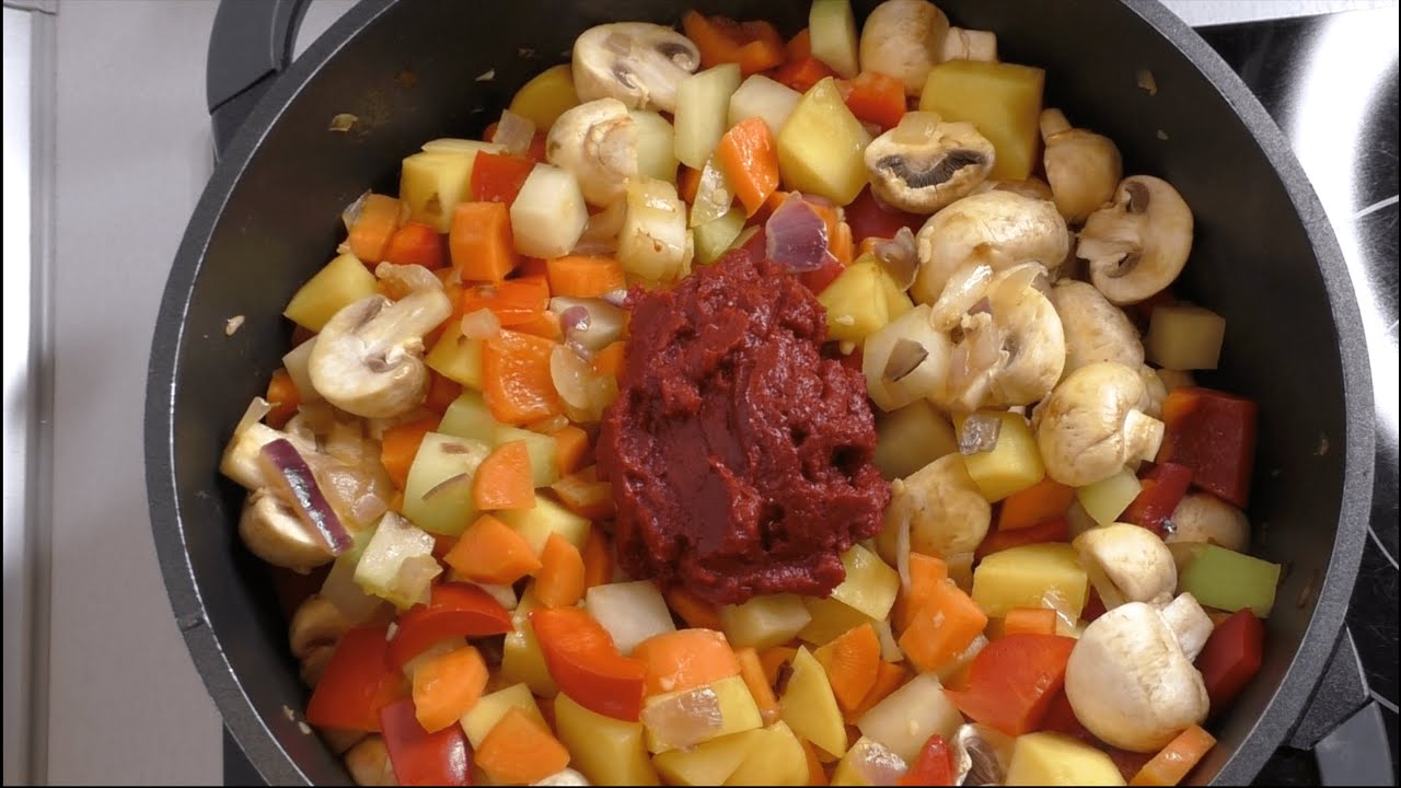 Вегетарианский овощной гуляш - быстрый в приготовлении и такой вкусный! Веган!