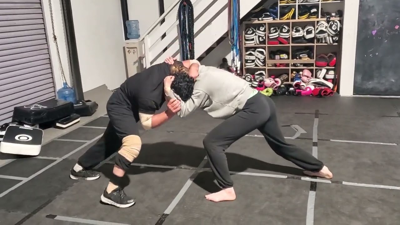 Afghan Male vs Top Female. Afganistan Wrestling rules: pin or submit. 
