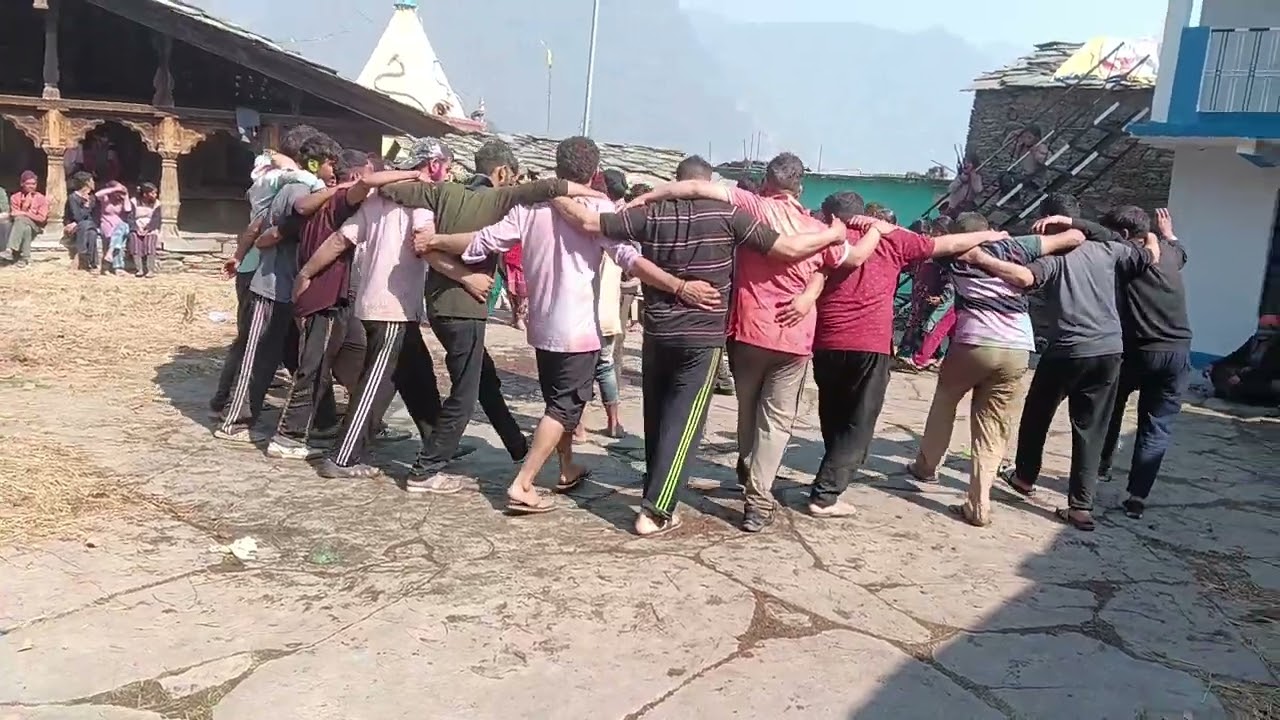 पारंपरिक तरीके से मनाते हैं गांव की होली