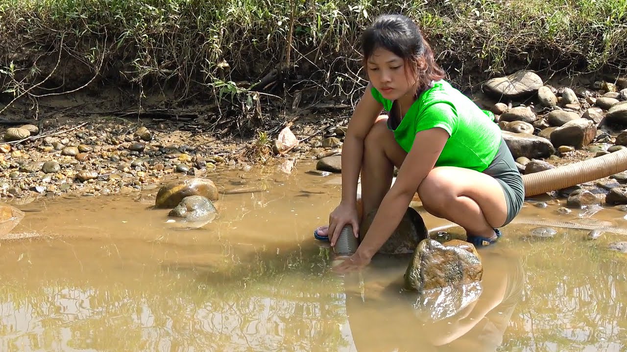 Girl Used Bait To Lure Fish - Fishing Technique Catch a Lots of Fish