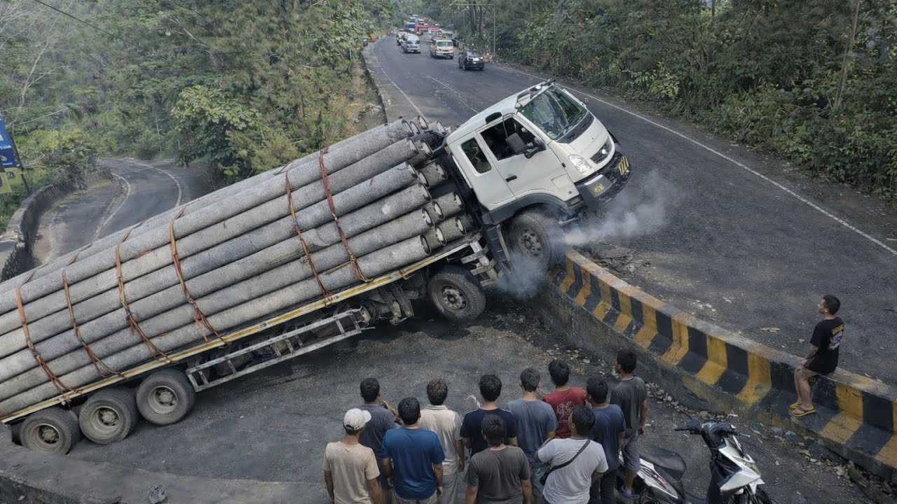 PERTAMA KALI DALAM SEJARAH !! Bikin Warga Merinding,Aksi Sopir Truk Muatan Paku Bumi Super Panjang 