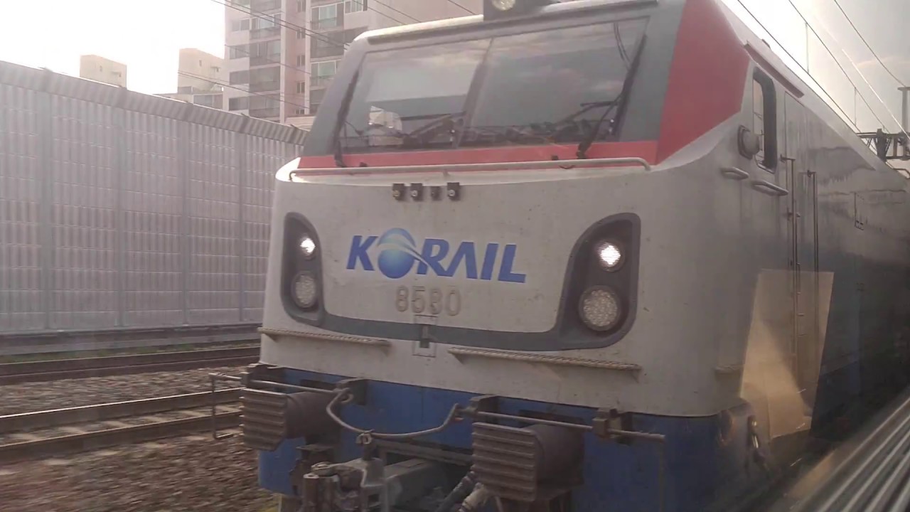 화물열차를 추월하는 KTX 안에서...
