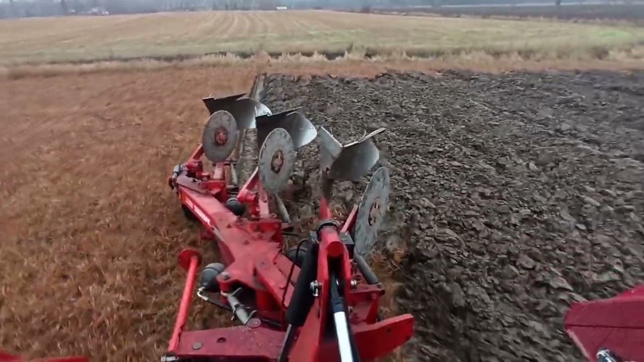 Plowing whit Case IH 956XL & Agrolux MRT 3 furrow plow.