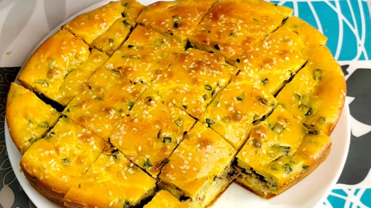 Заливной пирог из теста на сметане с рыбными консервами и картофелем.