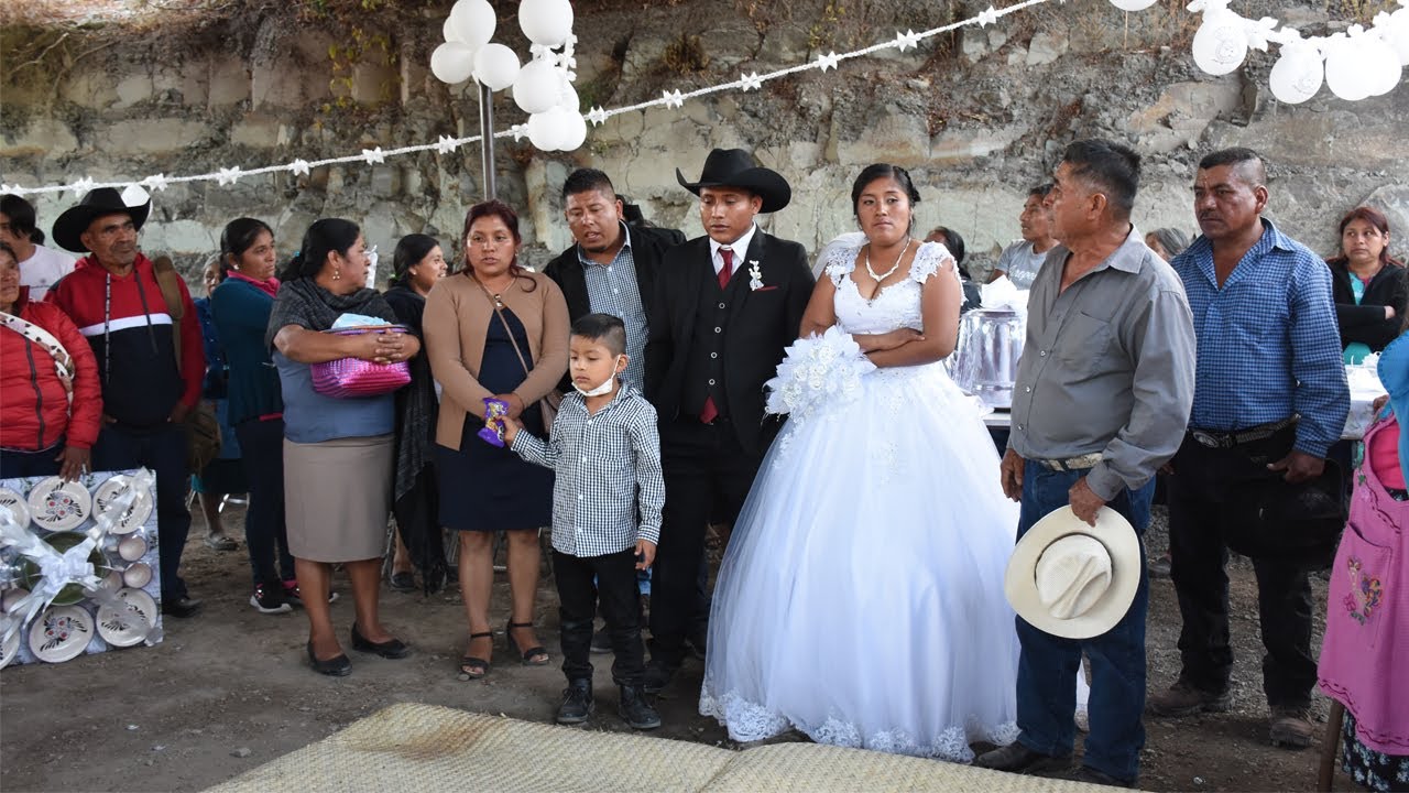 Sacudiendo el petate de los novios.San Vicente lachixio