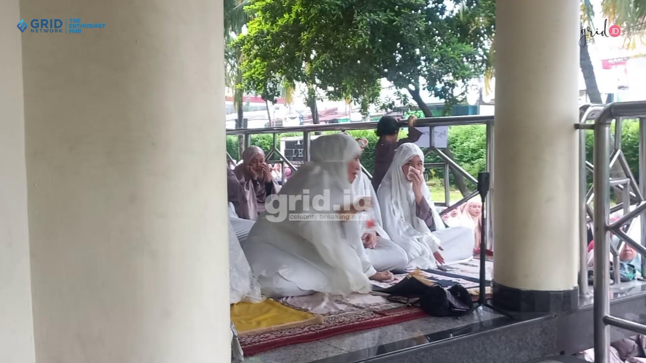 LIVE GRID.ID : Queen of Depok! Yuk Intip Kehebohan Lebaran Keluarga Ayu Ting Ting