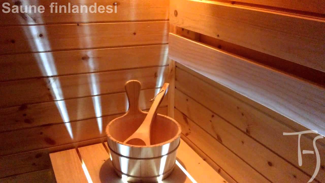 Sauna finlandese con frontale tutto vetro e cielo stellato