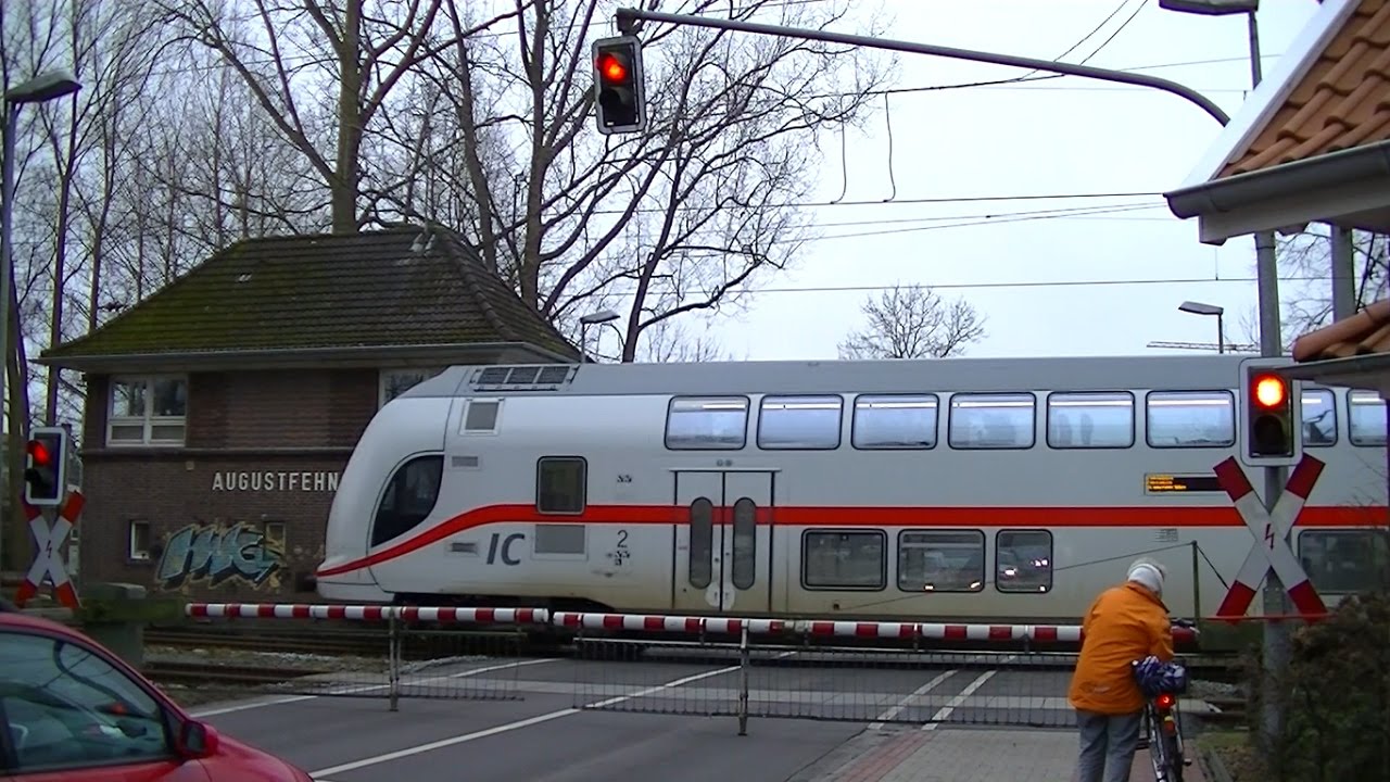 Spoorwegovergang Augustfehn (D) // Railroad crossing // Bahnübergang