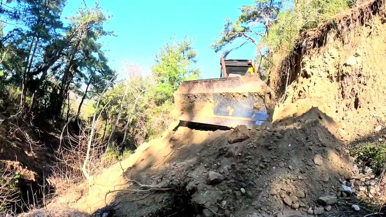 Yağış sonrası orman yolu genişletme-Forest road widening after rainfall #caterpillar #work #dozer 