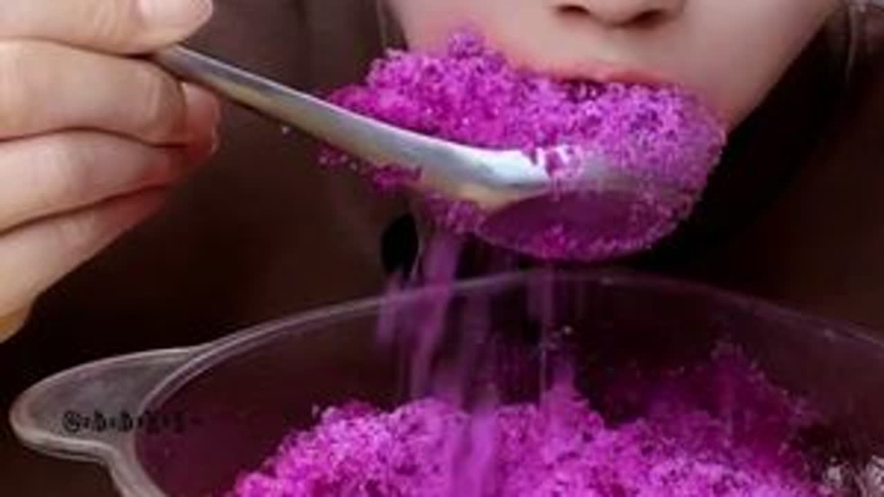 红色火龙果冰#绞肉机冰 #大米饭冰 #大口吃冰 #解压视频 @吃冰😈小达人😈燕子