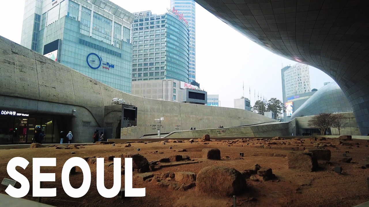 SEOUL : 설 연휴 서울 동대문 DDP에서 광화문광장까지 종로 거리 풍경. Seoul streets during the Korean New Year holiday